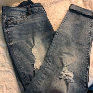 **SOLD** Maurice’s distressed jegging